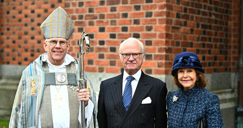 Ärkebiskop Martin Modéus bredvid kung Carl Gustaf och drottning Silvia utanför Uppsala domkyrka