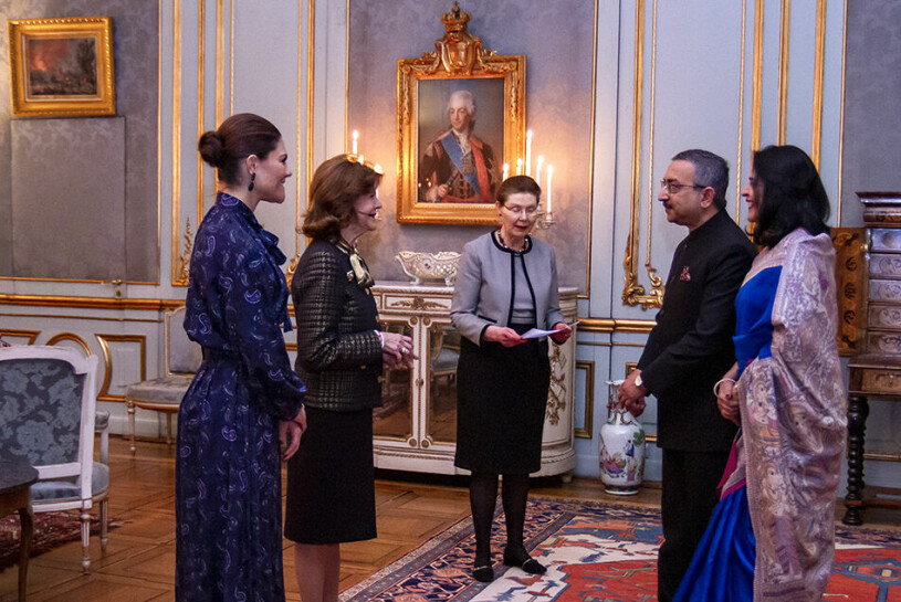 Drottning Silvia och kronprinsessan Victoria på diplomatmottagning utan kungen som är sjuk