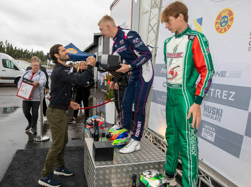 Prins Carl Philip delade ut pris till vinnaren Wilgot Edqvist som segrade i Rotax Max Senior. Foto: Prins Carl Philips Racingpokal/Micke Fransson Prins Carl Philip och Wilgot Edqvist.