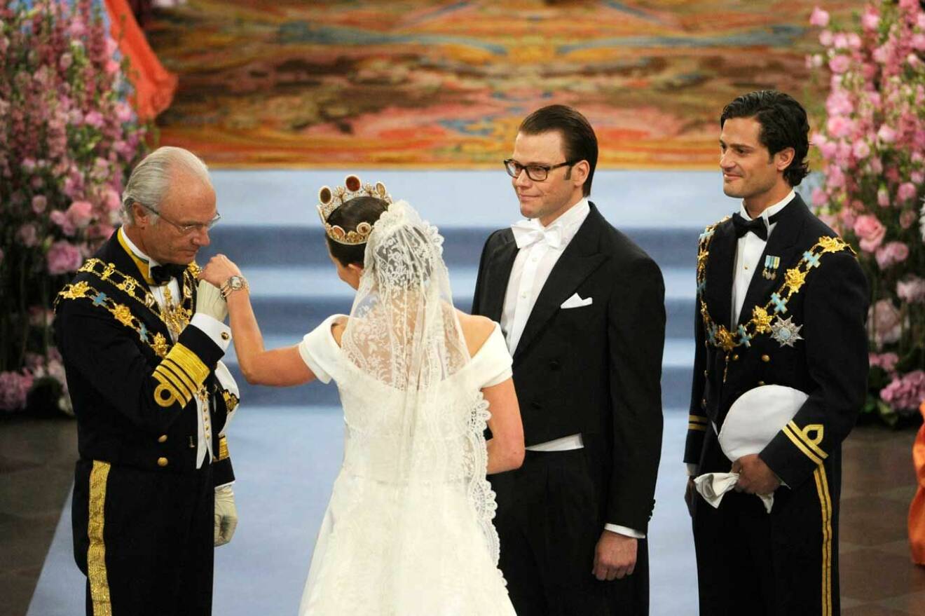 Kung Carl Gustaf överlämnade Victoria under bröllopsdagen 2010. Storkyrkan. 