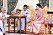Kung Maha skriver under bröllopsdokumenten och bredvid honom sitter hans nya hustru drottning Suthida.