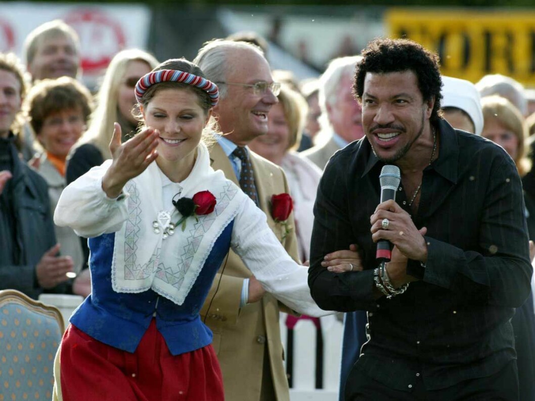 Victoriadagen 2004. Lionel Richie flög in med privatjet för att sjunga för Victoria på hennes 27-årsdag. Victoriadagen 2004. Lionel Richie flög in med privatjet för att sjunga för kronprinsessan Victoria på hennes 27-årsdag.