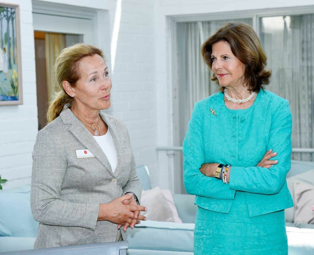 Silviahemmets rektor Wilhelmina Hoffman med drottning Silvia. Silviahemmets rektor Wilhelmina Hoffman med drottning Silvia.