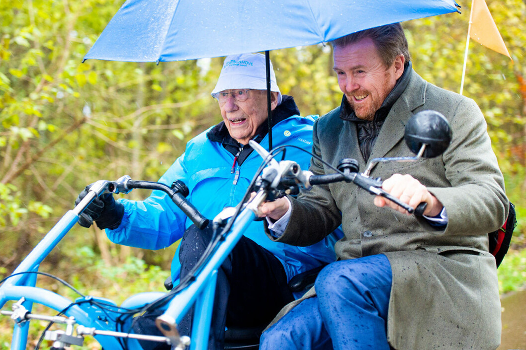 Kung Willem-Alexander besökte en cykel-organisation i ösregn, men som tur var hade han och medresenären ett skyddande paraply. Willem-Alexander