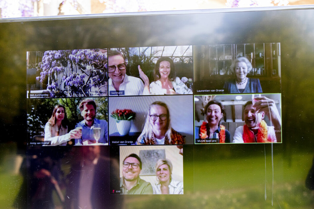 …och det blev en digital skål för födelsedagsbarnet. Holländska kungafamiljen firar Willem-Alexanders födelsedag 2020.