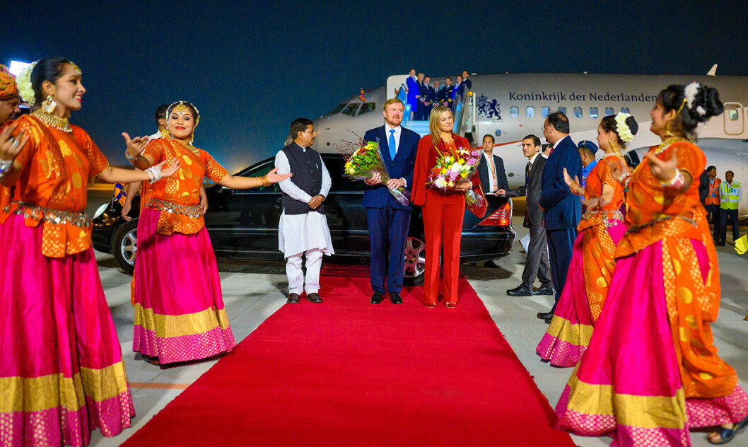 Willem-Alexander och Maxima anländer på Delhis flygplats. Willem-Alexander och Maxima i Indien