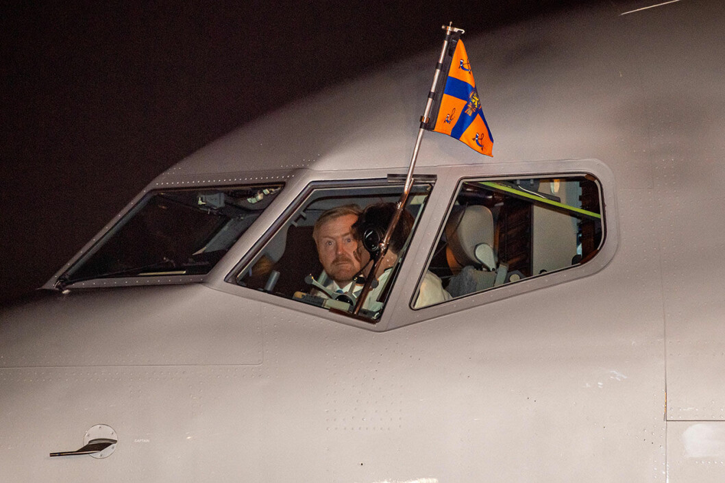 Willem-Alexander syntes i cockpit när kungaparet landade i Indien. Willem-Alexander flyger