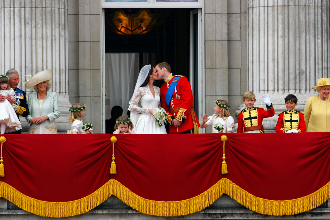 Hurra för brudparet! Hertiginnan Kate och prins William kysser varandra på balkongen på Buckingham Palace.