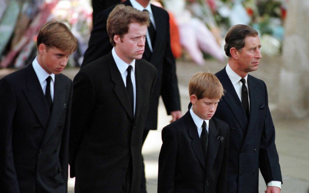 William, Dianas bror, Harry och Charles gick bakom kistan, in i Westminister Abbey. William Harry 1997