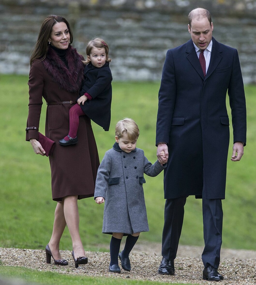 Hela familjen påväg till St Marks kyrka på juldagen för en julgudstjänst. Hertiginnan Kate, prinsessan Charlotte, prins George och prins William påväg till kyrkan för en julgudstjänst.