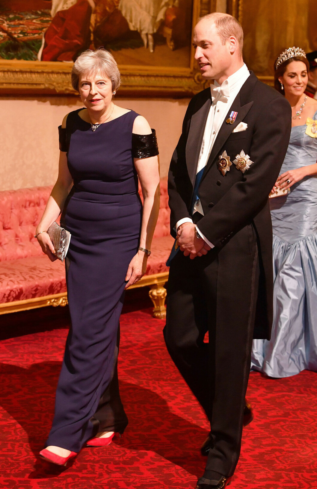 Något mindre glamourös var premiärminister Theresa May, som hade prins William till bordet. Något mindre uppklädd var premiärminister Theresa May, som hade prins William till bordet.