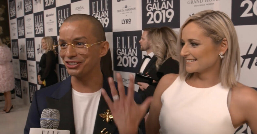 William Värnild visar upp förlovningsringen på ELLE-galan. Bredvid honom syns prinsessan Sofias syster, Lina. William Värnild förlovningsring