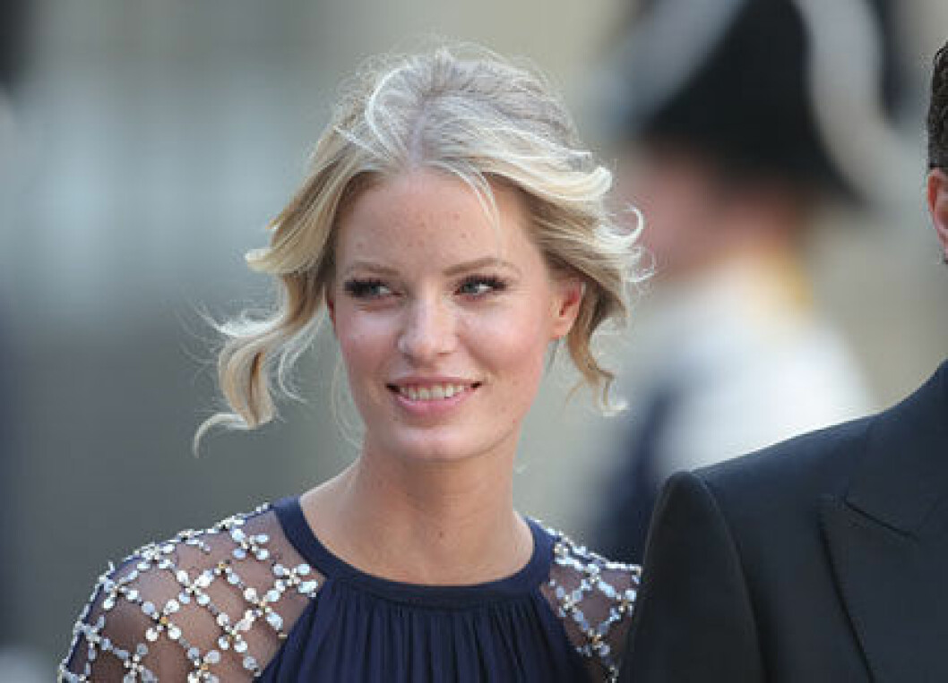 En av gästerna var fotomodellen Caroline Winberg som bar ett glittrigt nätverk av paljetter - och långa lösögonfransar.