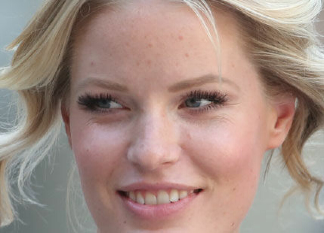 En närbild på fotomodellen Caroline Winberg och hennes långa lösögonfransar.