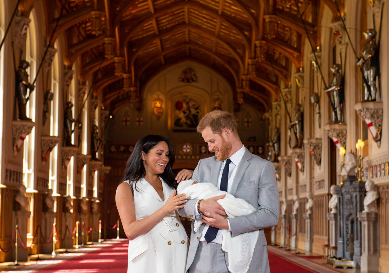 Hertiginnan Meghan, prins Harry och baby Archie i paradmatsalen St George’s Hall på Windsor Castle.
