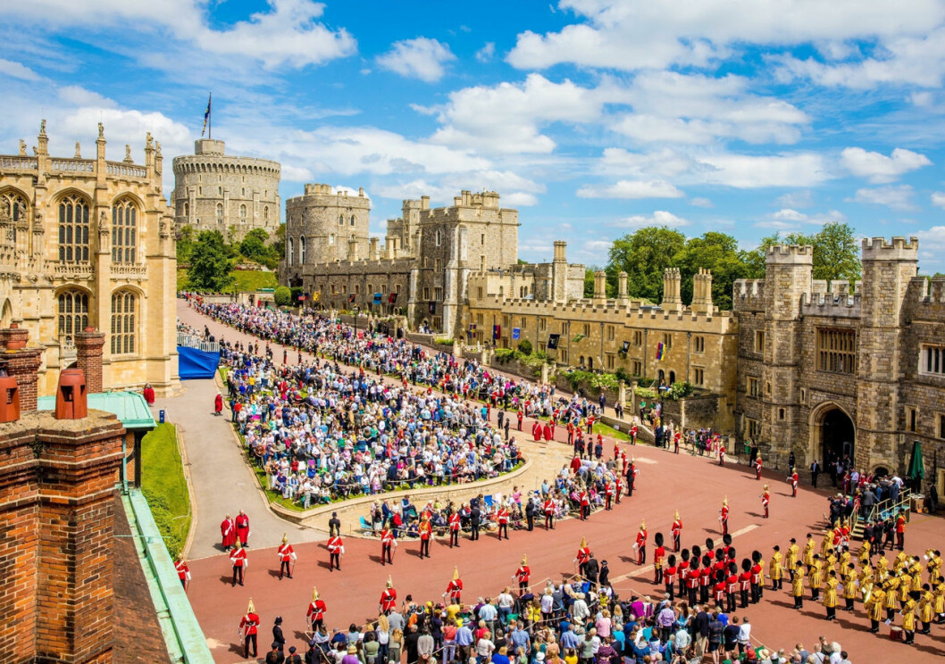 Världens äldsta bebodda slott. Windsor ligger väster om London och var och varannan minut kommer det ett flygplan indundrande på väg till eller från Heathrow. Windsor Caste är världens äldsta bebodda slott.