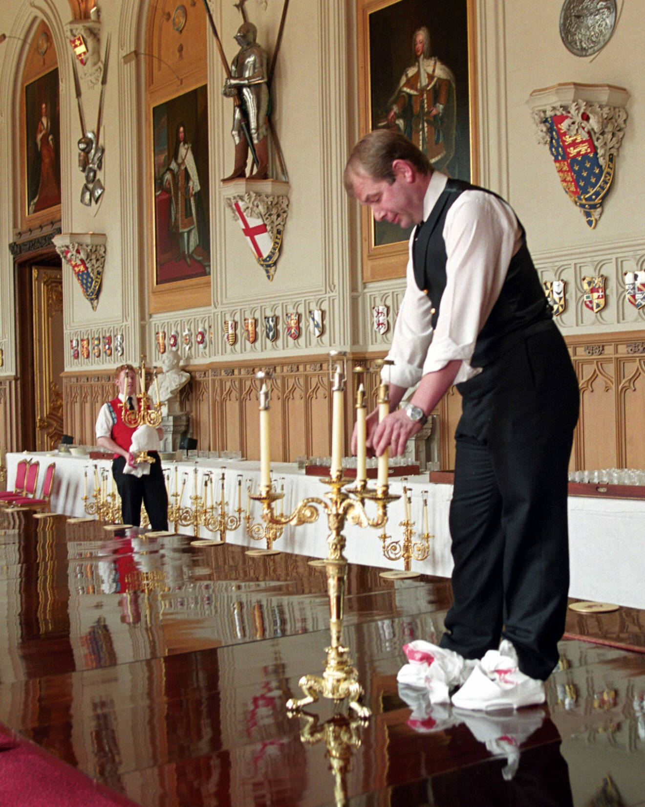 Hovfolket står på bordet när de dukar till galamiddag på Windsor Castle