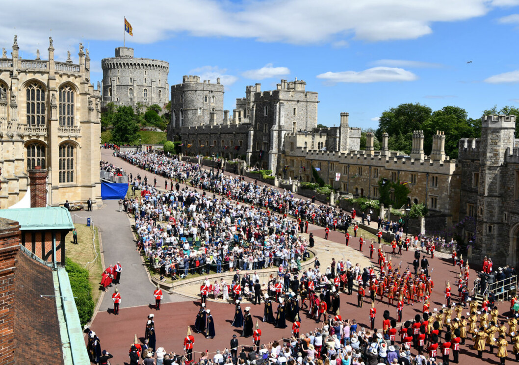 När flaggan är hissad vet man att drottningen är hemma. När flaggan är hissad på Windsor Castle vet man att drottningen är hemma.