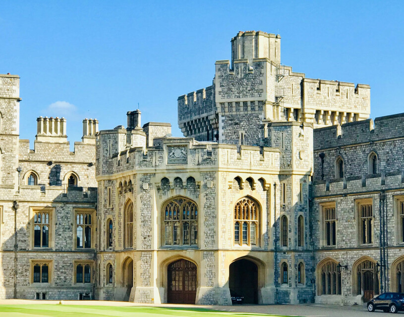 Innanför de här fönstren ligger den – drottning Elizabeths privata våning. Drottning Elizabeths privata våning på Windsor Castle