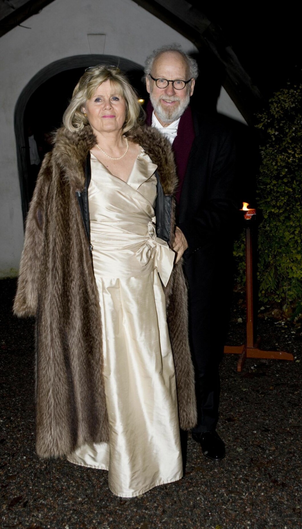 Norske skådespelaren Jon Skolmen, känd från Lasse Åbergs lm ”Sällskapsresan”, kom från Oslo med sin hustru Elisabeth, som är släkt med brudgummen.