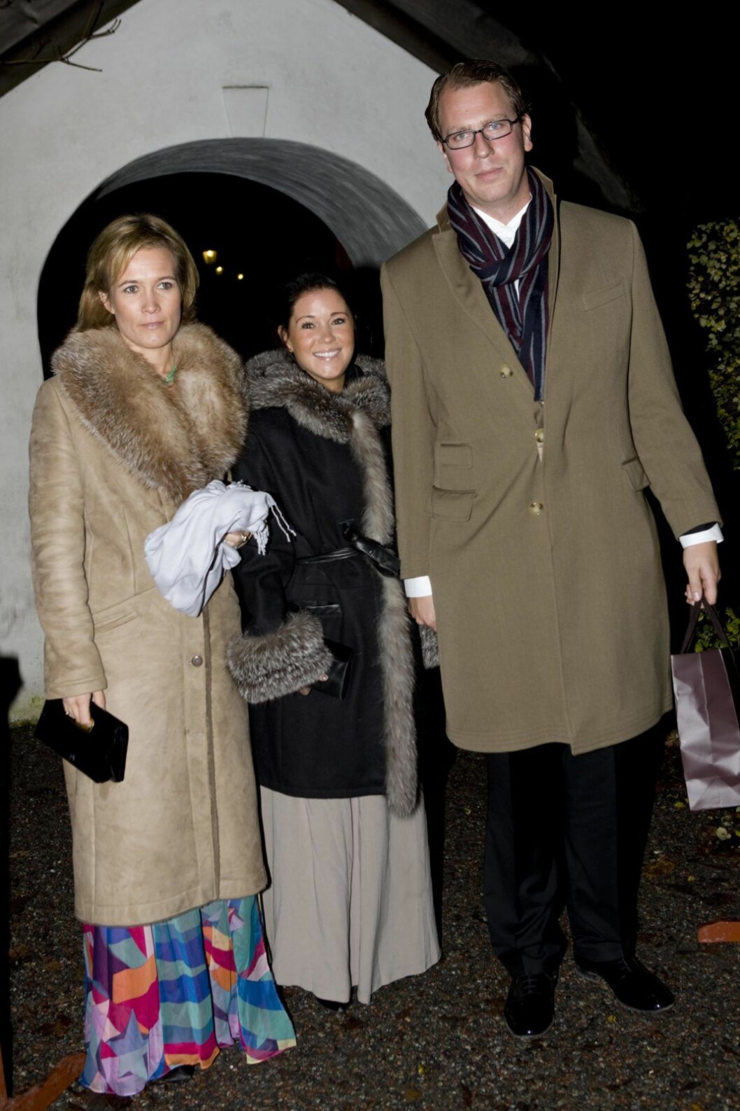 Emma Pernald kom utan sin prins till Seglora. Hon gjorde i stället sällskap med Carl Philips Lundsbergkamrat Axel Bodén och hans hustru Estelle, född von Schinkel, som gifte sig för sex månader sedan.