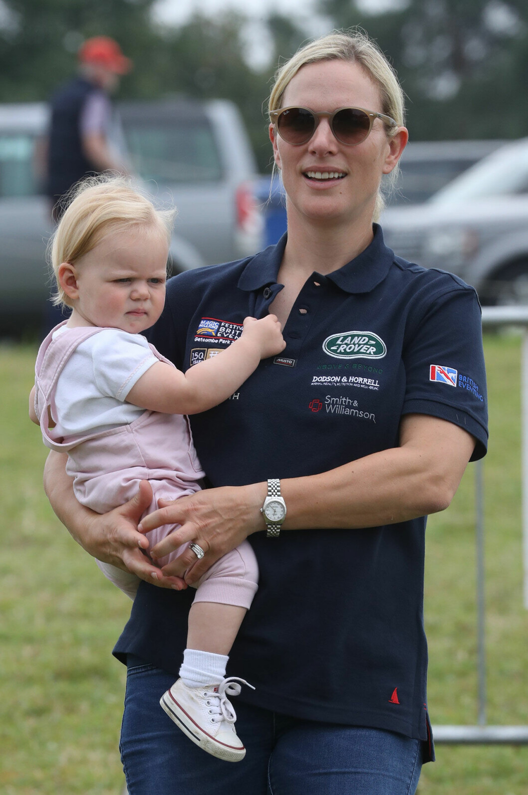 Zara Phillips är dotter till prinsessan Anne. Här ser vi henne med dottern Lena. Zara Phillips och Lena Tindall