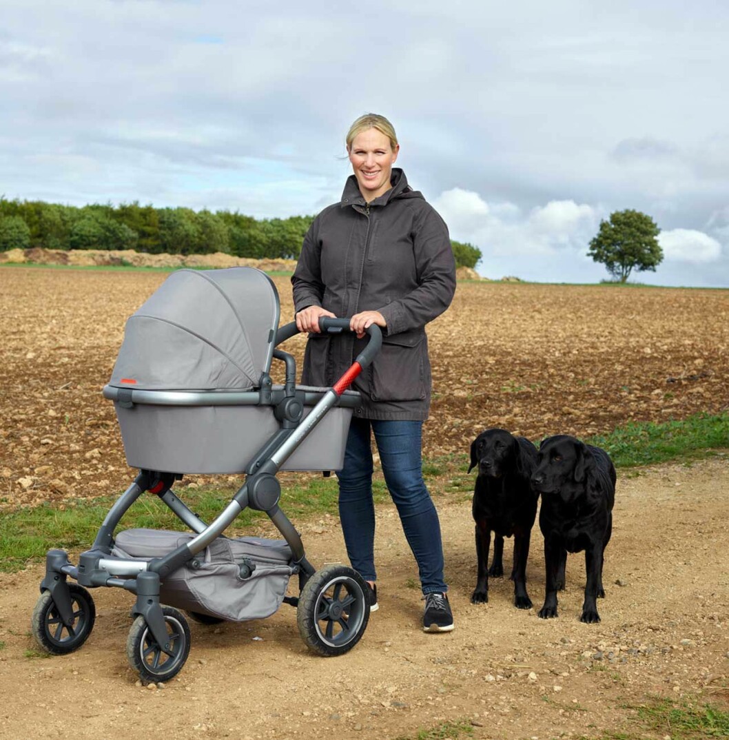 Zara Tindall med sina två fina labradorer och den snitsiga barnvagnen iCandy. Zara Tindall med sina två fina labradorer. Här poserar hon i egenskap av ambassadör för barnvagnsnärket iCandy.
