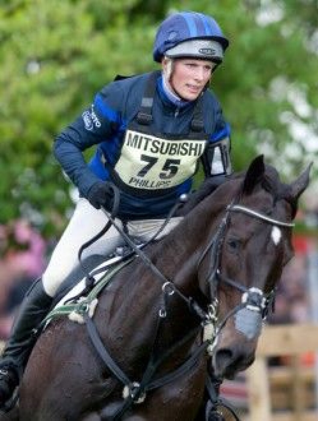 Zara Phillips tävlar i fältttävlan som innehåller 3 moment: dressyr, terräng- och banhoppning. Zara Phillips tävlar i fältttävlan som innehåller 3 moment: dressyr, banhoppning och terränghoppning.